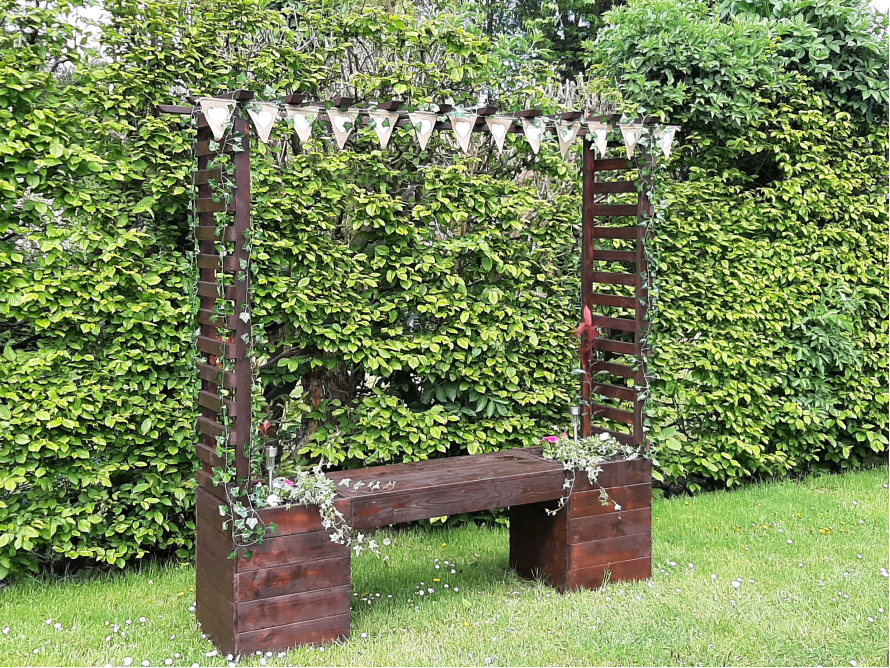 Rustikale Gartenbank mit Deko