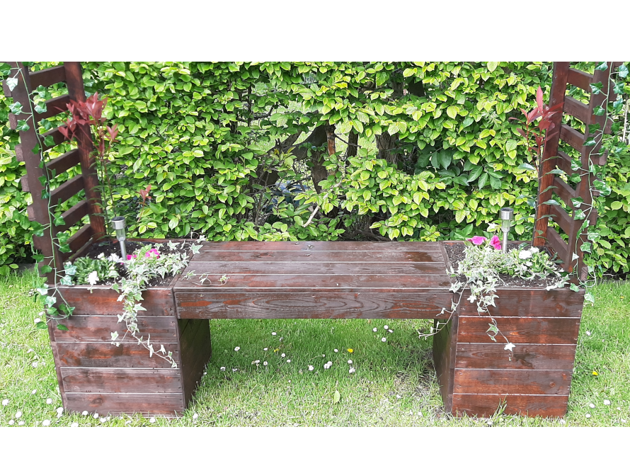 Gartenbank mit Rankgitter und Blumenkästen