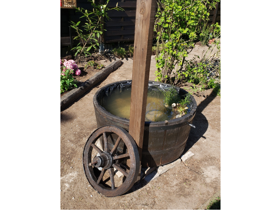 Wassertonne mit Wagenrad