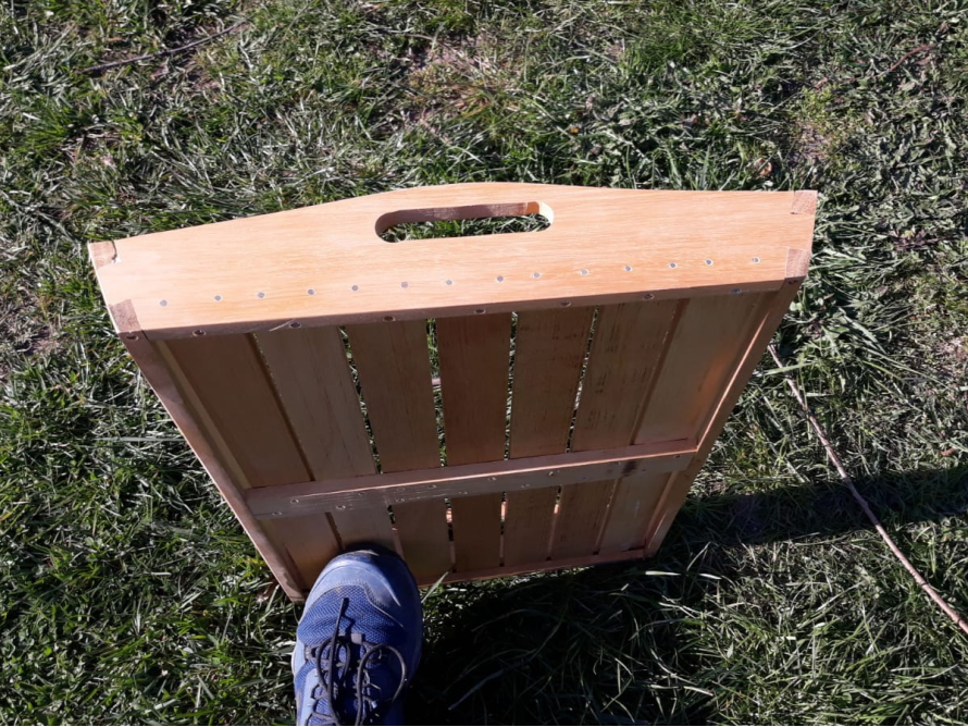 Holztablett auf Rasen