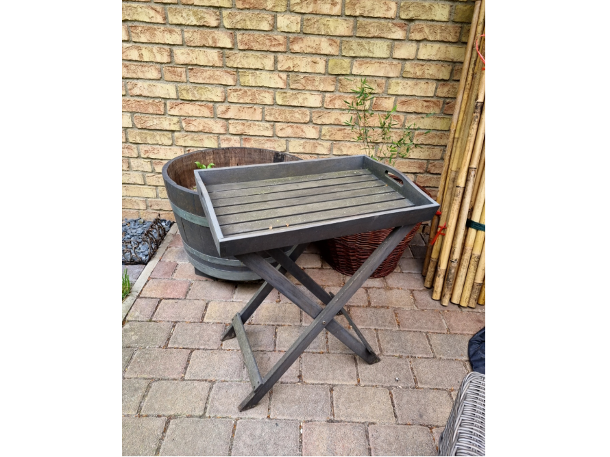 Klapptisch aus Holz auf einer Terrasse