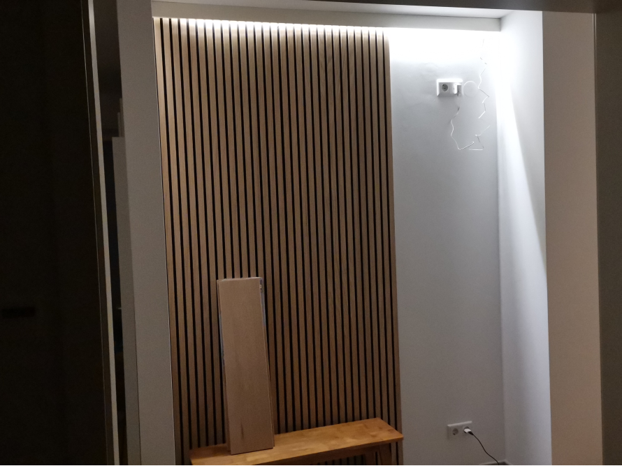 Holzlatten an Wand mit Beleuchtung