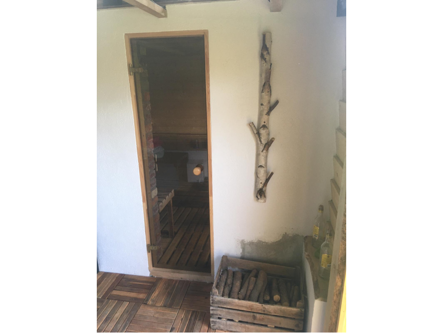 Eingang einer Sauna mit Glastür