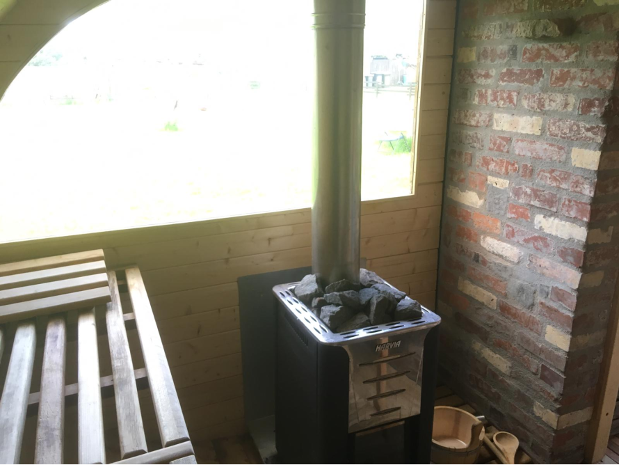 Innenansicht einer Sauna mit Ofen