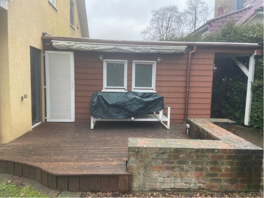 Holzterrasse mit Gartenhausanbau