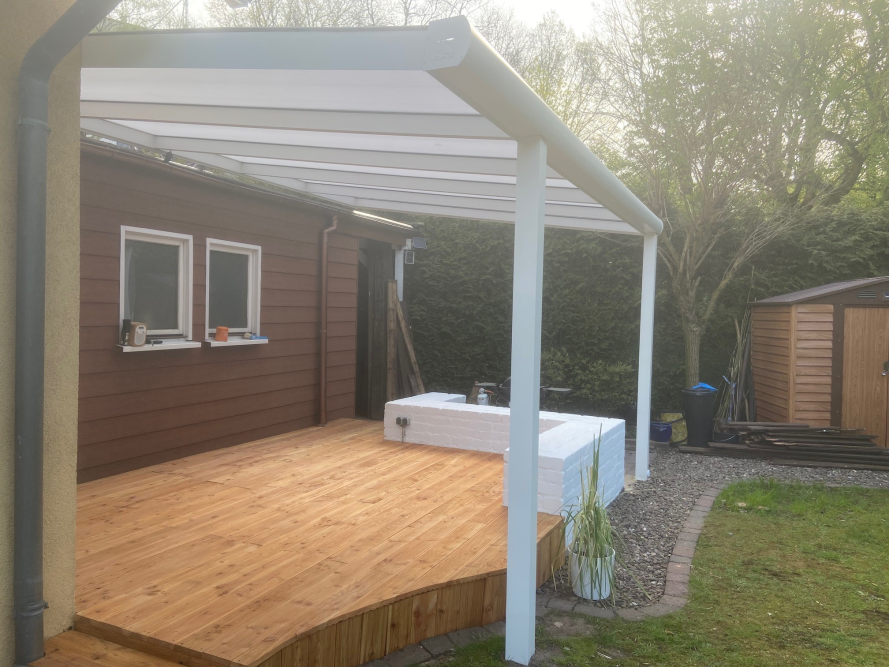 Holzterrasse mit Überdachung