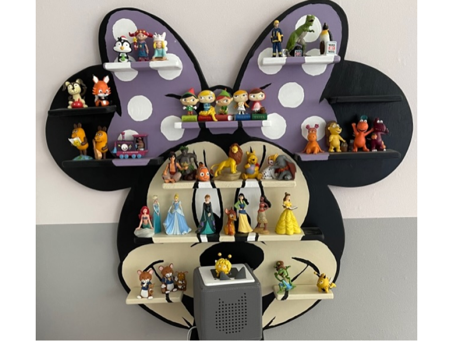 Regal in Form eines Tierkopfes mit Spielfiguren