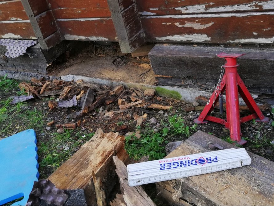 Renovierung eines Holzhauses mit Wagenheber