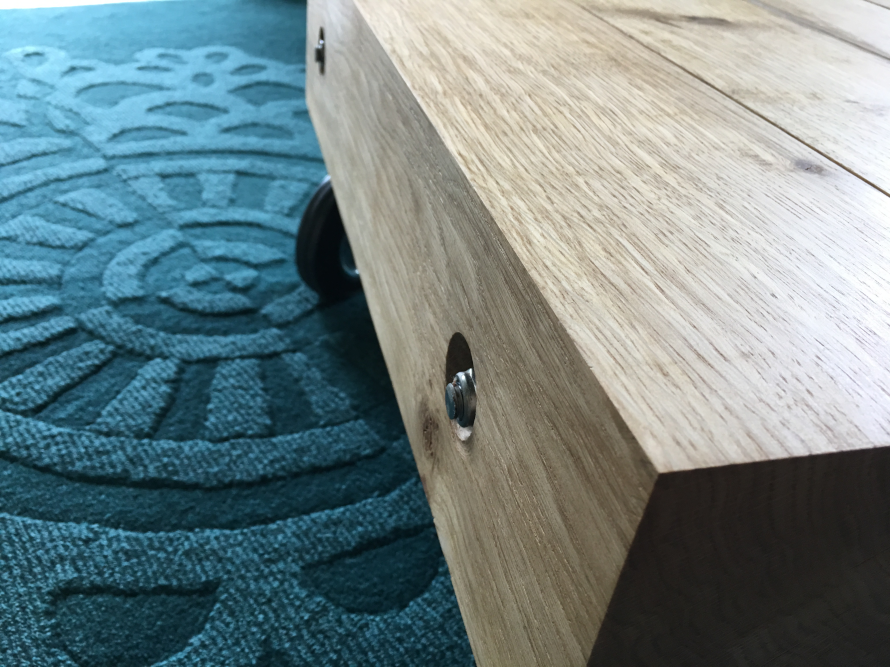 Ecke eines Tisches aus hellem Holz