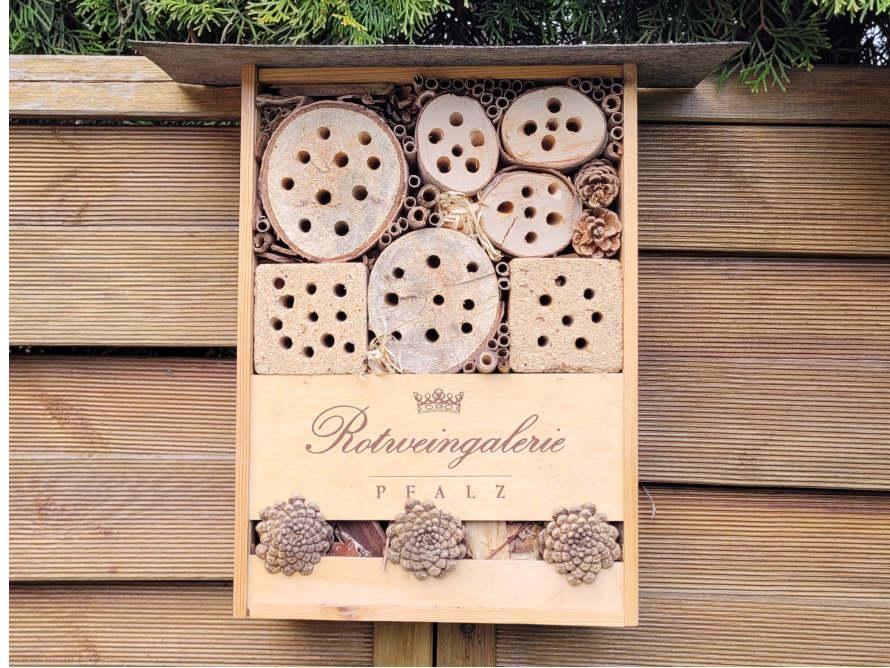Insektenhotel aus der Weinkiste