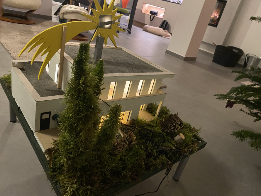 Modellhaus mit beleuchtetem Stern