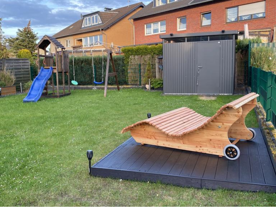 Garten mit Spielplatz und Gartenhaus