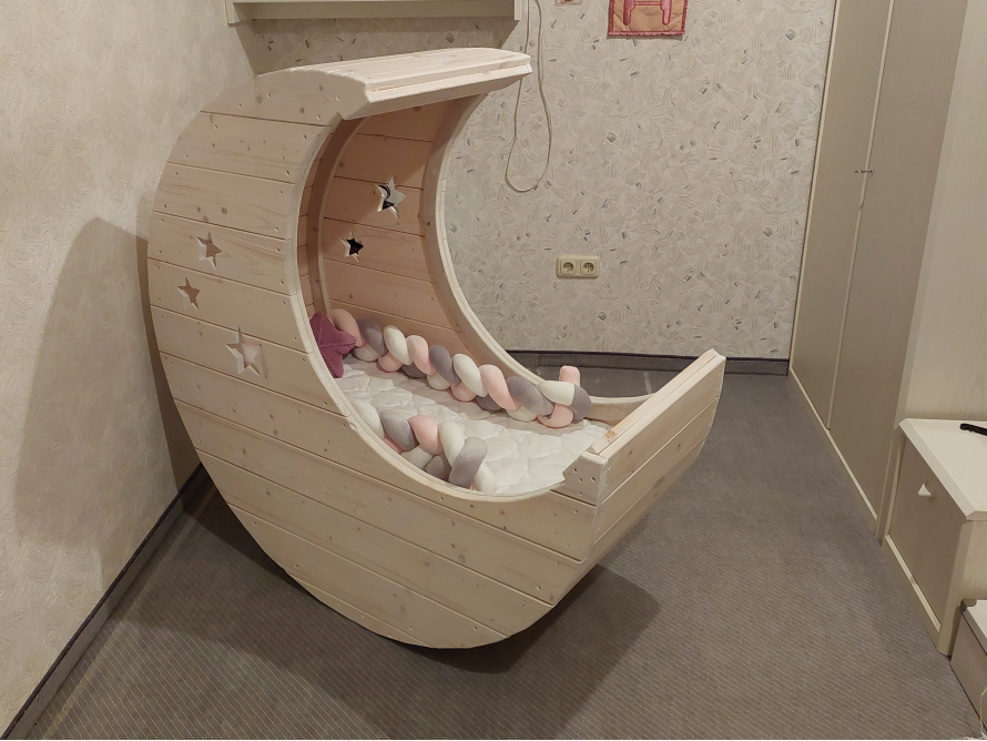 Mondförmiges Babybett aus Holz