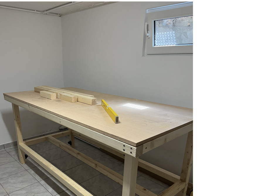 Werkbank mit Wasserwaage