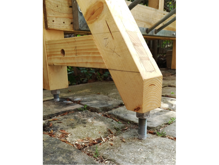 Holzkonstruktion mit Schraubfüßen