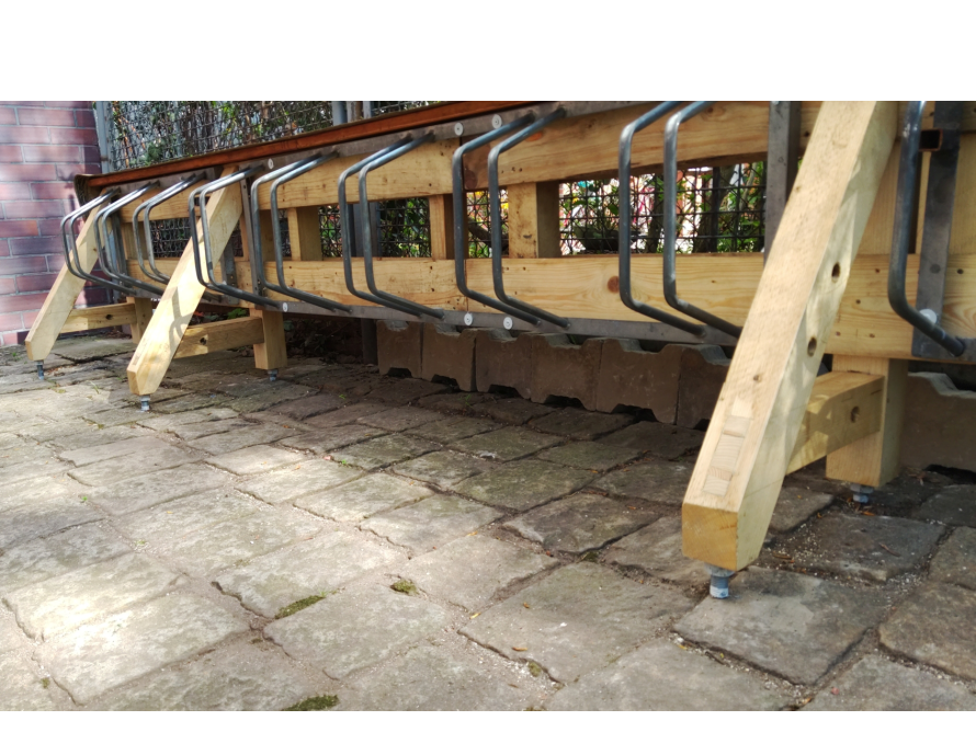 Leerer Fahrradständer aus Holz und Metall