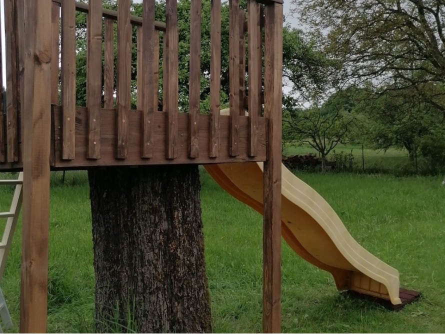 Holzrutsche auf einem Baumstamm