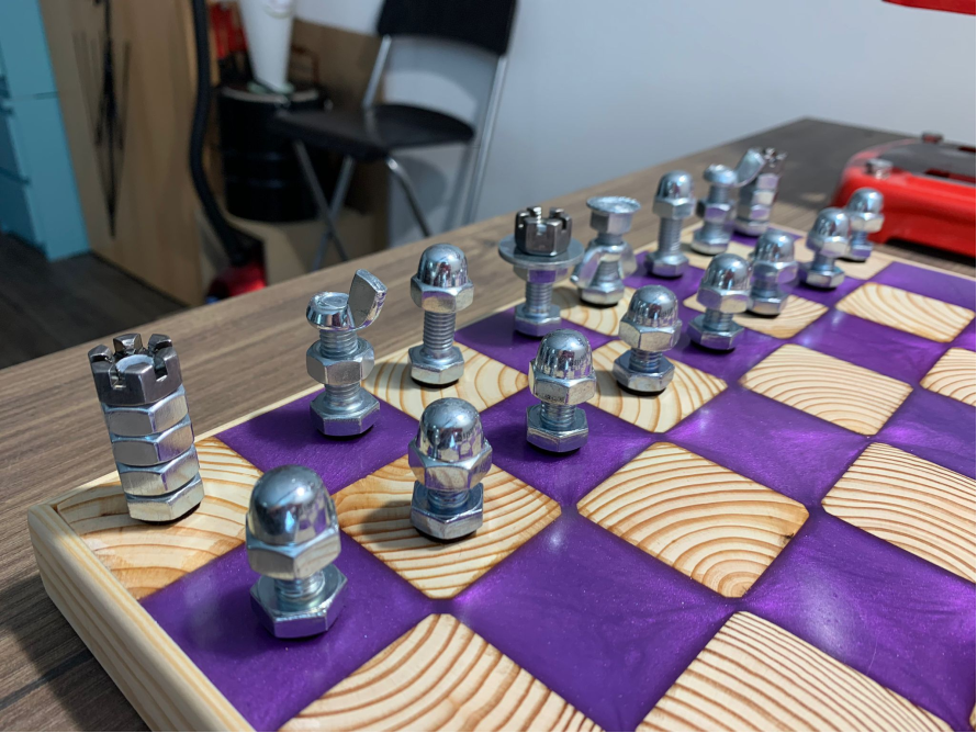 Schachspiel aus Muttern und Schrauben