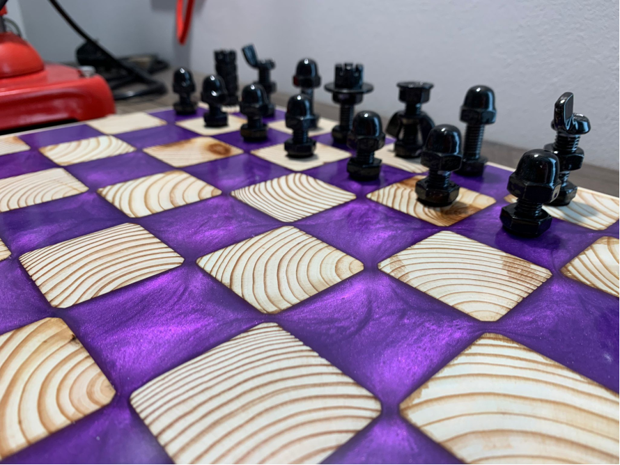 Schachbrett aus Holz und Epoxidharz