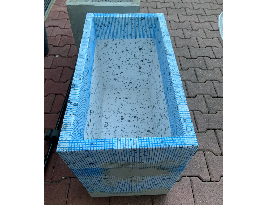 Leerer Blumenkübel mit blauer Folie ausgelegt