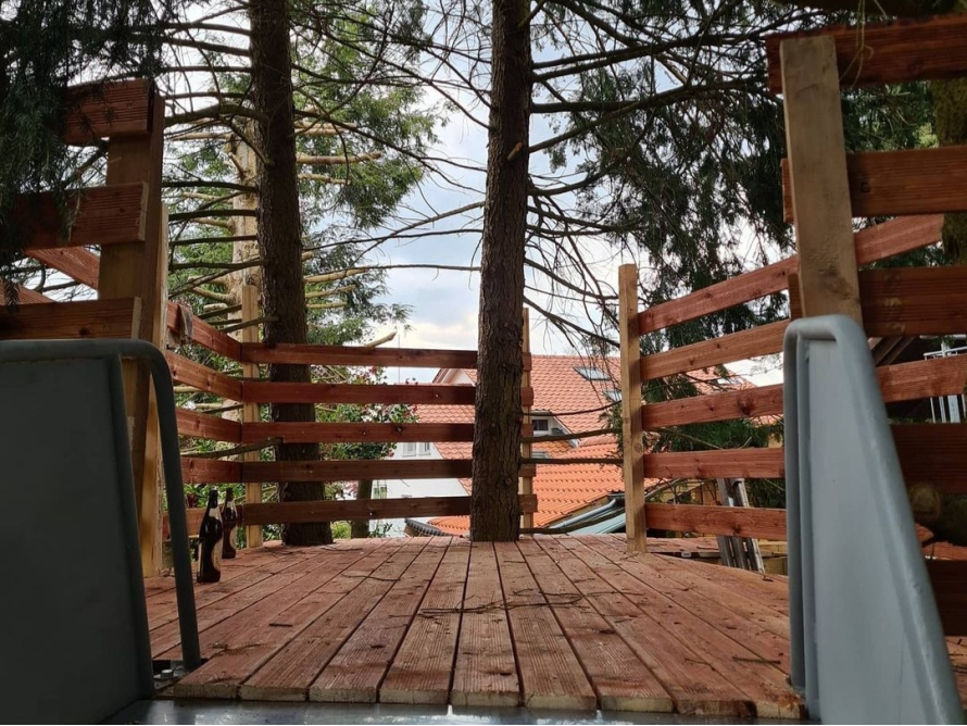 Holzterrasse zwischen Bäumen