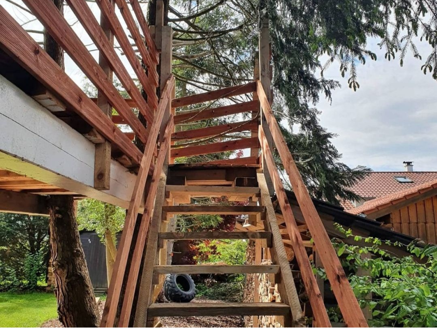 Holztreppe zu einem Baumhaus