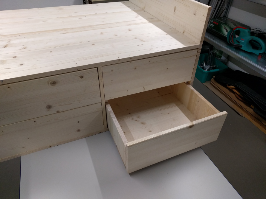 Holzbett mit Schublade