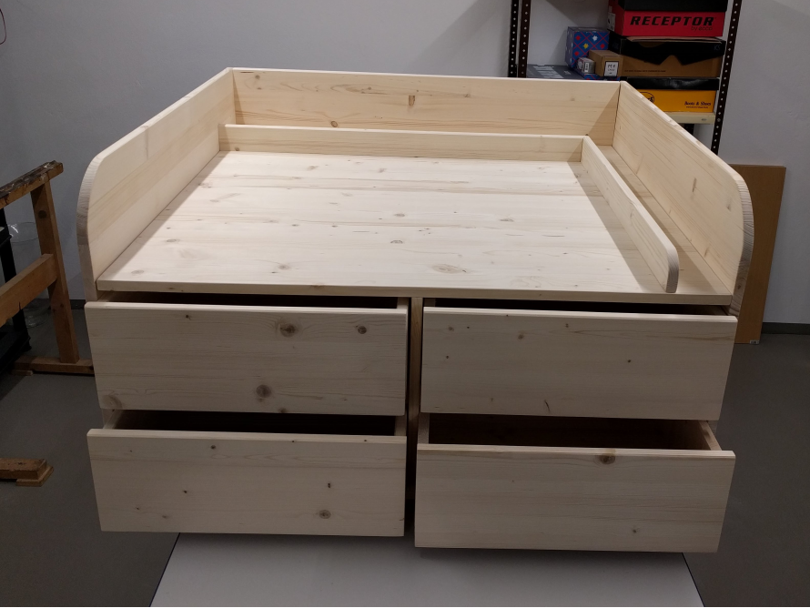 Unbehandeltes Holzbett mit Schubladen