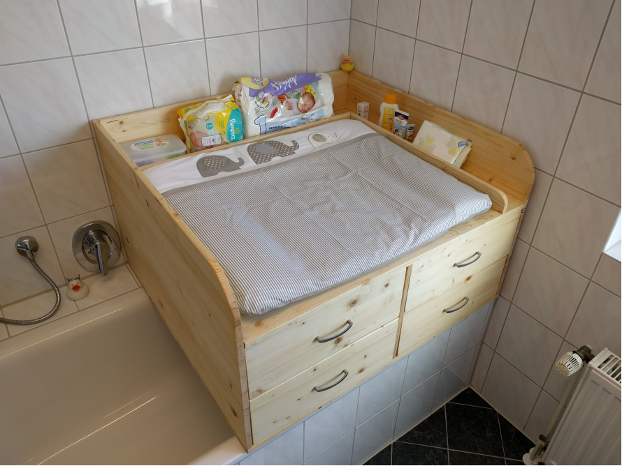 Wickeltisch für die Badewanne