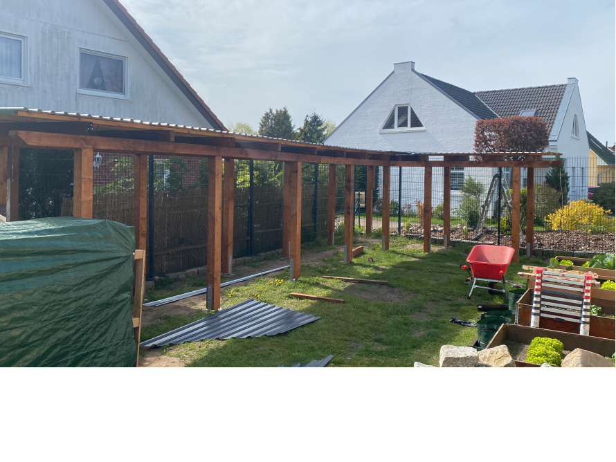 Unfertiges Gartenhaus im Bau