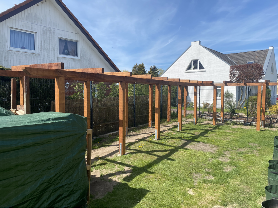 Holzgerüst im Garten