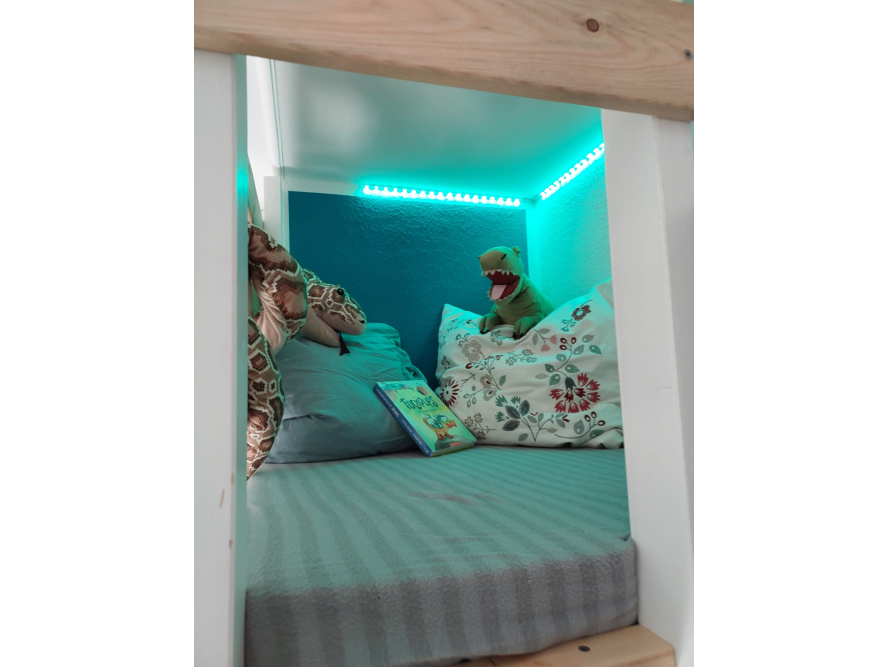 Gemütliche Leseecke in einem Hochbett mit Kuscheltieren