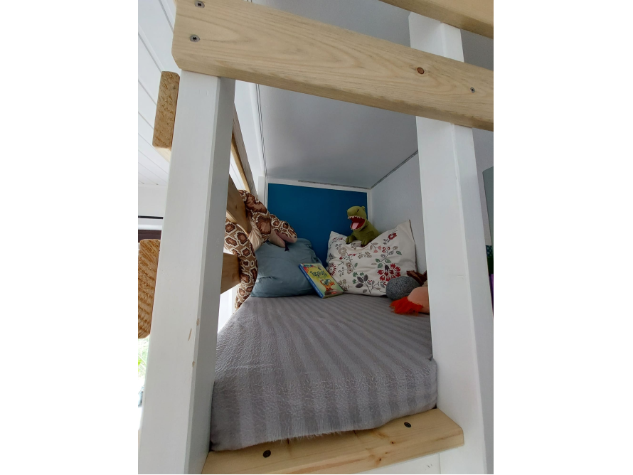 Etagenbett mit Kuscheltieren