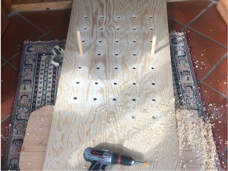 Holzplatte mit Löchern und Akkuschrauber