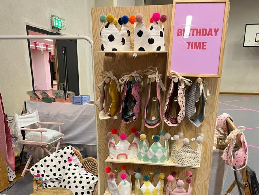 Holzregal mit Partyartikeln