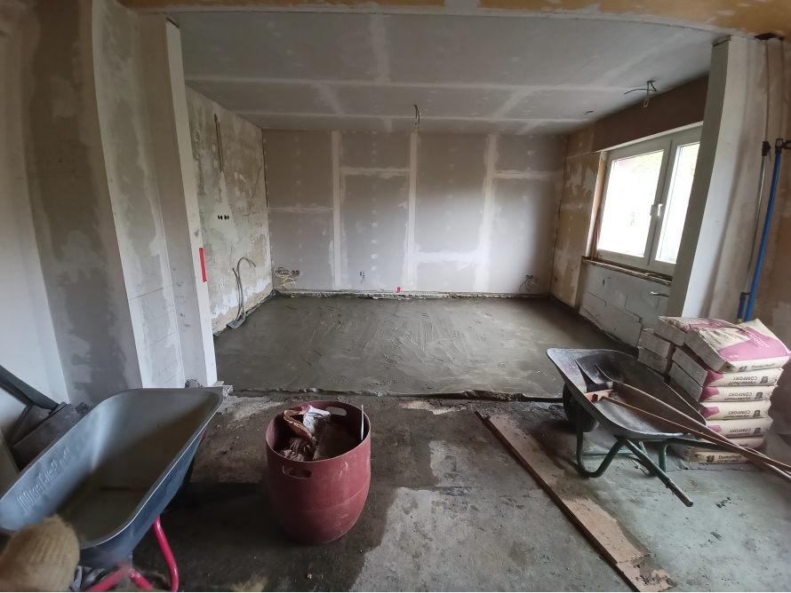Estrich in einem Raum mit Werkzeug