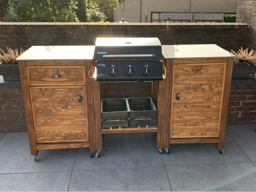 Rollwagen mit Gasgrill und Schränken