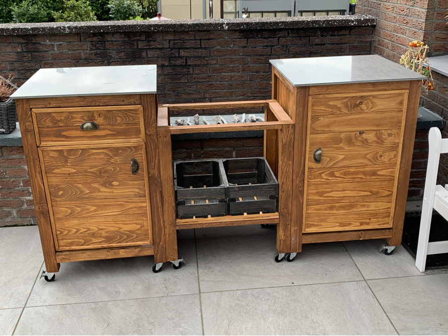 Rollbarer Außenbereichsschrank aus Holz
