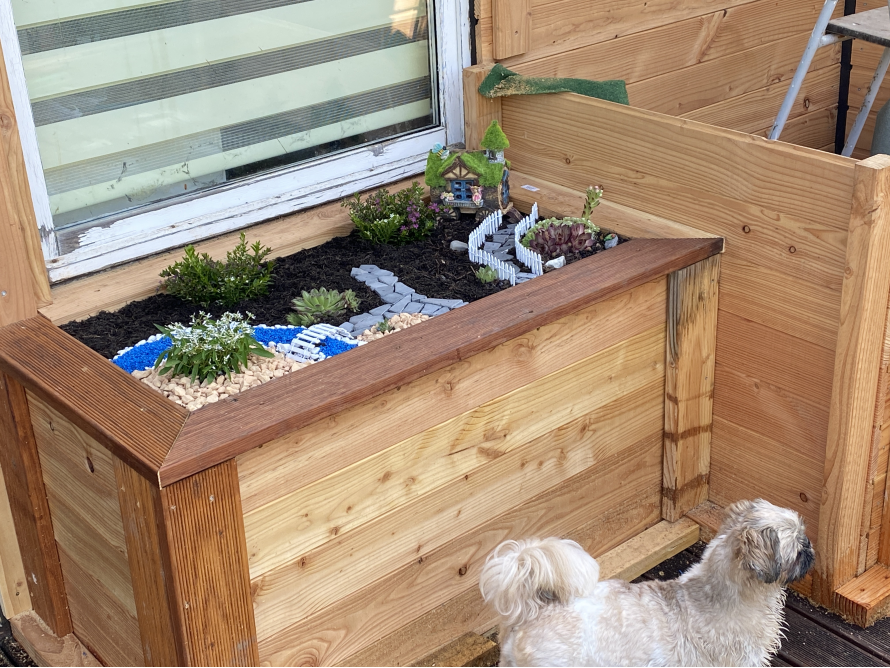 Holzblumenkasten mit Miniaturlandschaft