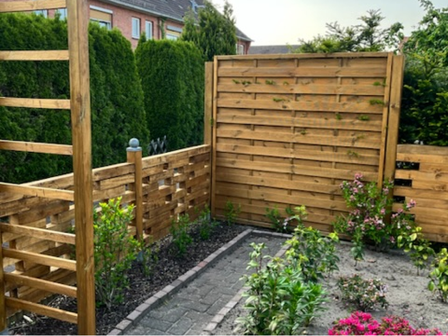 Garten mit Holzzaun und -rankgitter