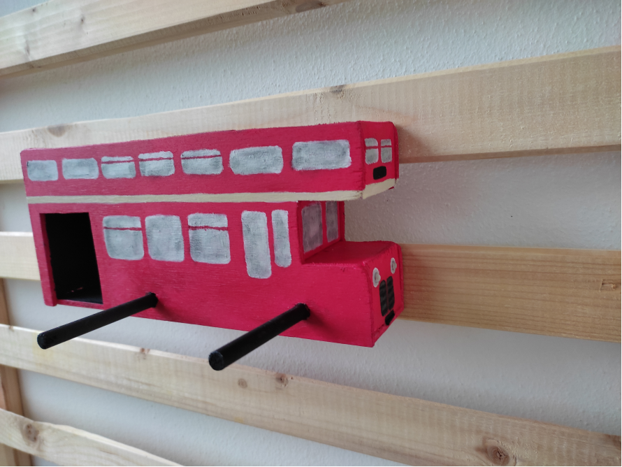 Rotes Vogelhaus in Form eines Doppeldeckerbusses