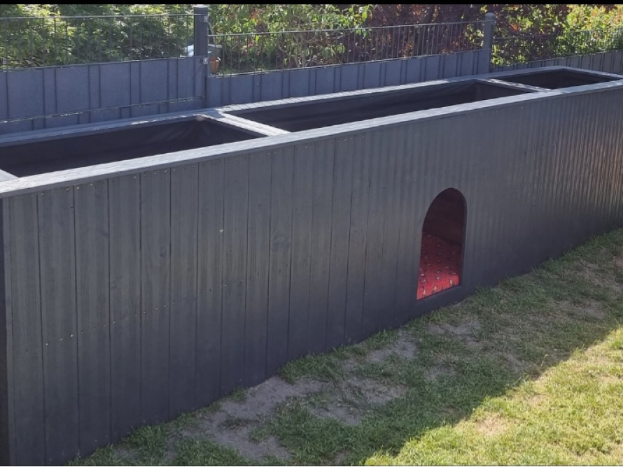 Holzkonstruktion mit drei Fächern und Hundehütte