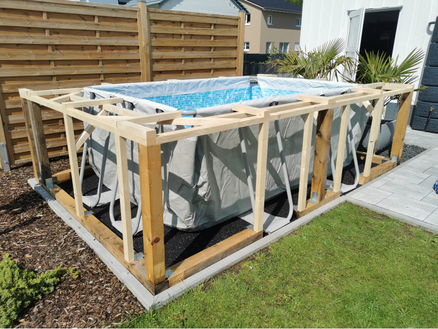 Holzrahmen um einen aufgestellten Pool