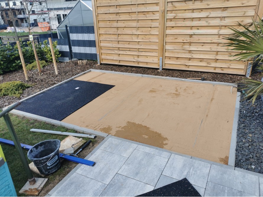 Sandfläche mit Drainagesystem