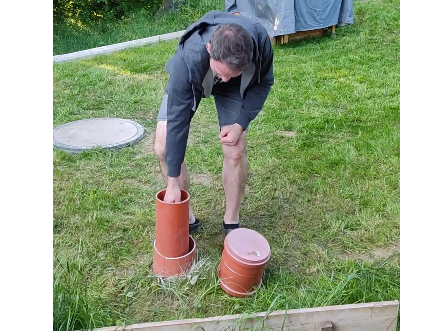 Person beim Aufbau eines Rohrsystems