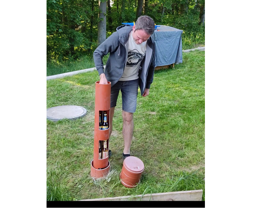 Person platziert Rohr auf dem Boden