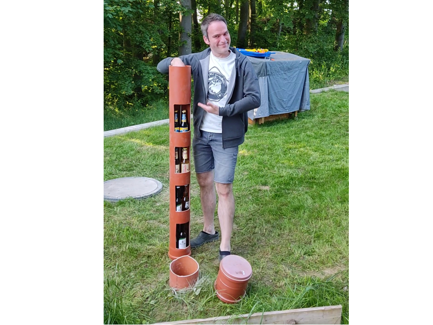 Person präsentiert Flaschenhalter aus Rohren