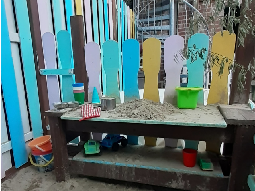Sandkasten mit Spielzeug