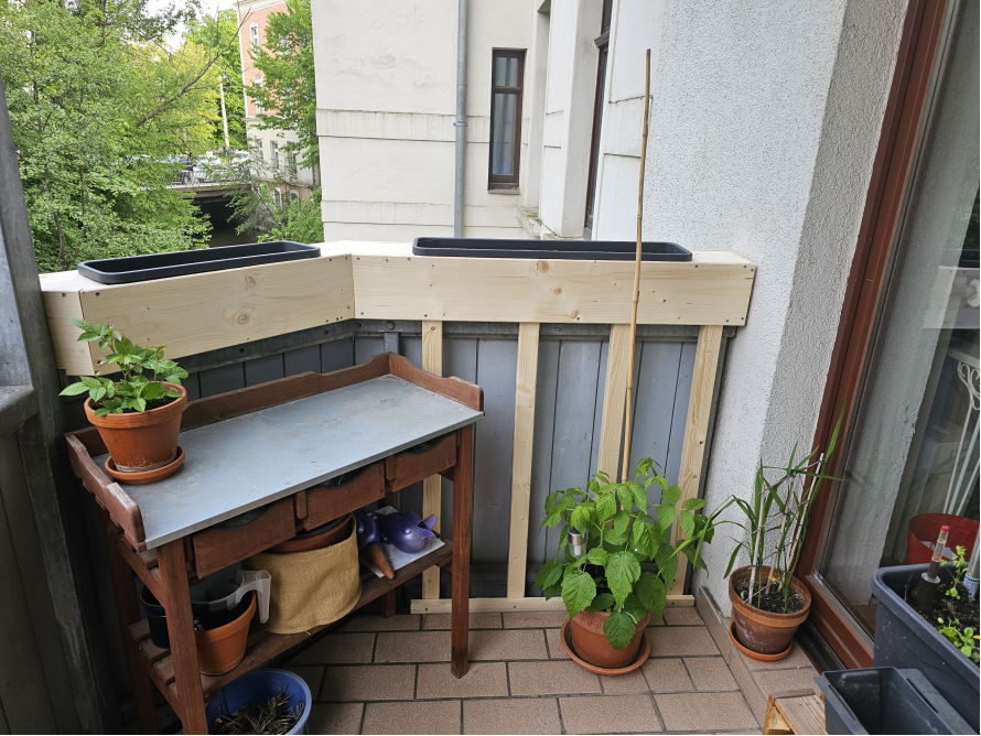 Balkon mit Blumen und Kräutern