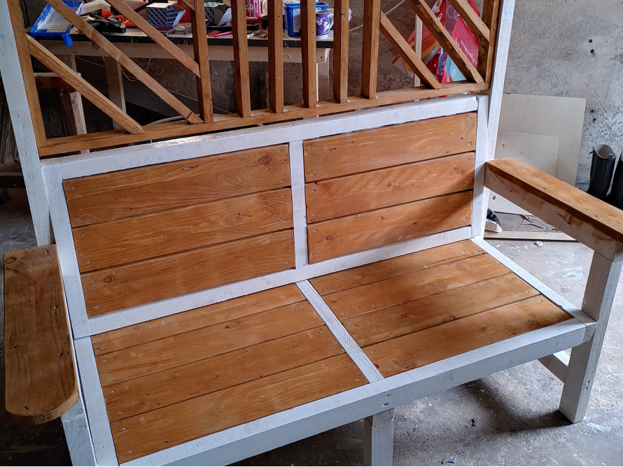 Holzbank mit weiß gestrichenem Rahmen